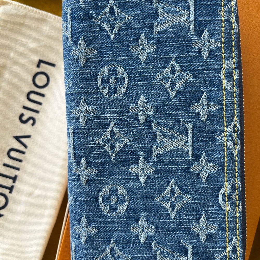 Louis Vuitton x Takashi Murakami LV x TM  Zippy Wallet Denim Cherry 2025 - Picture 4 of 7